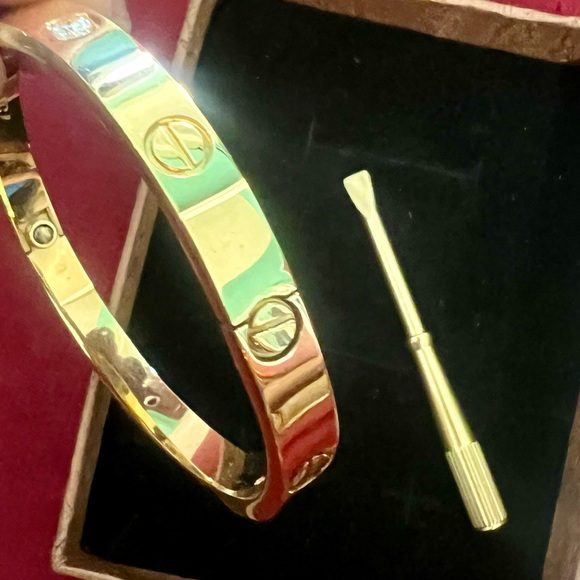 👑✅PRICE FIRM✅ Beautiful 18K yellow gold plated “LOVE bracelet” with CZ diamonds - Picture 3 of 17